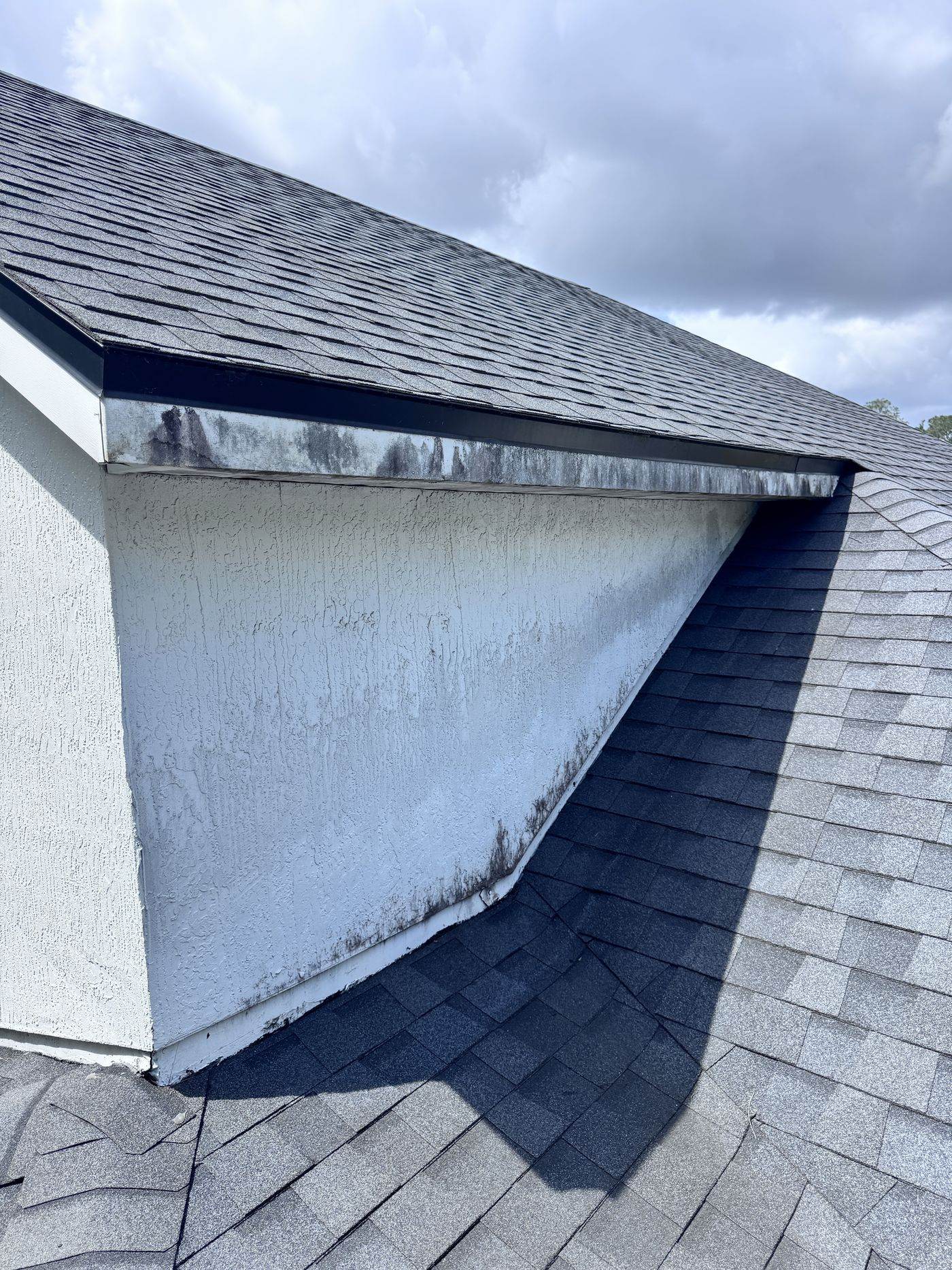 Roof eave after cleaning, white and streak-free